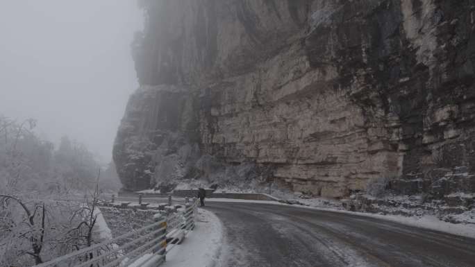 6K行走在冰雪雾中的山路上05