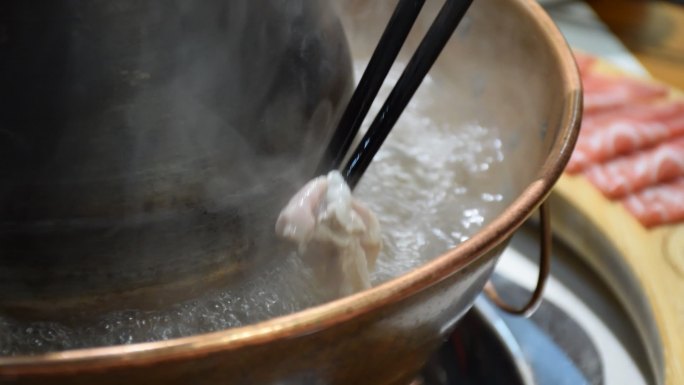 涮羊肉铜锅汤沸腾