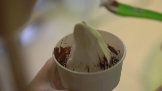 一名年轻女子吃冷冻酸奶冰淇淋的特写镜头