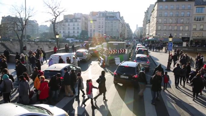 巴黎过街行人通勤者城市生活