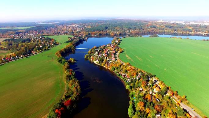 无人机飞越捷克乡村的一个湖泊。
