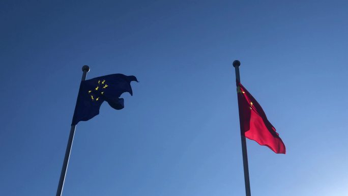 中国和欧盟旗帜飘扬