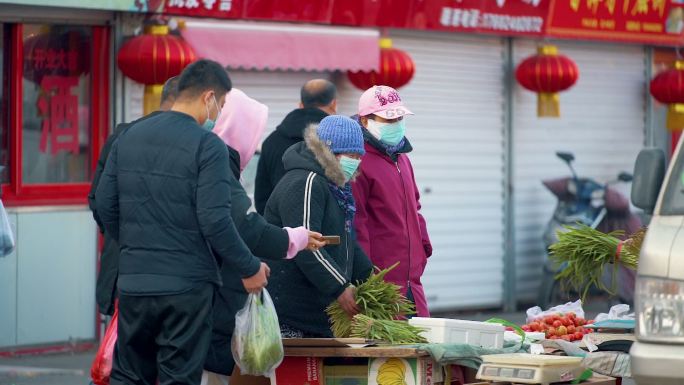 中国辽宁沈阳农贸市场早市老年人买菜