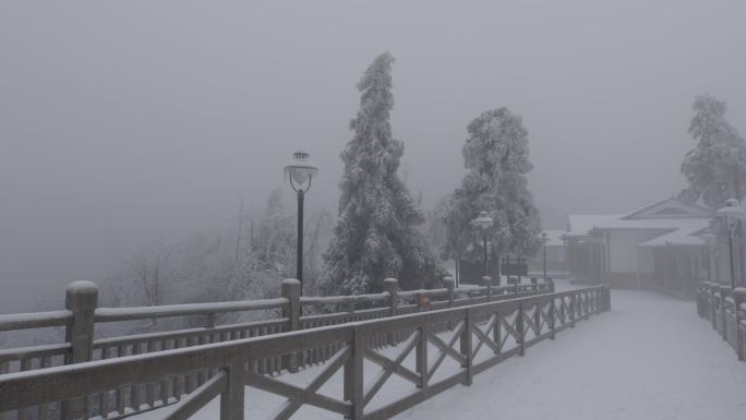 冰雪大雾中的山顶设施