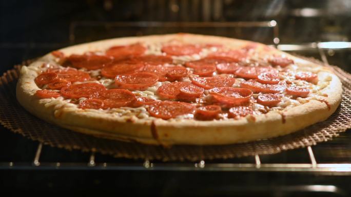 在烤箱中烹饪意大利香肠披萨