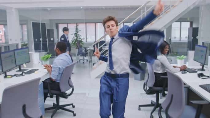 经理穿着西装在办公室跳舞