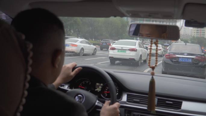 男子市区雨天开车