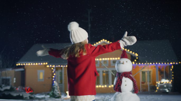 可爱的小女孩跳舞玩雪堆雪人新年