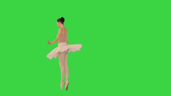 身着芭蕾舞裙的专业芭蕾舞演员在绿色屏
