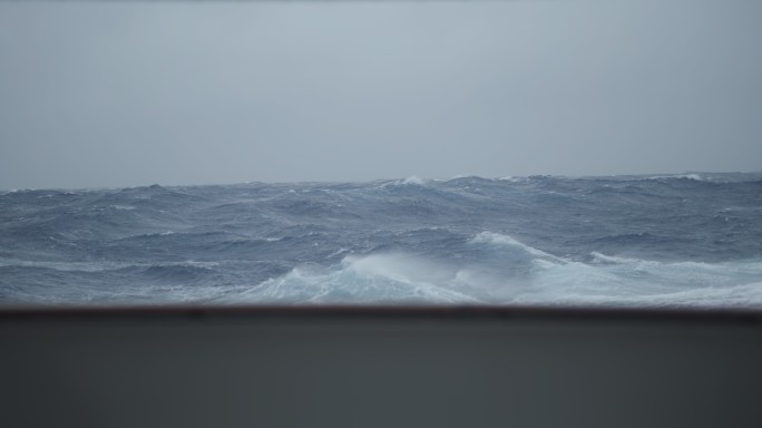 在南极洋的风暴中航行