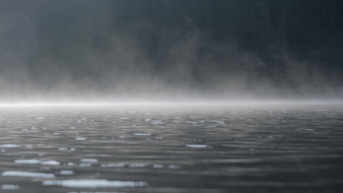 清晨荒野湖温泉度假区雾气笼罩水面水汽