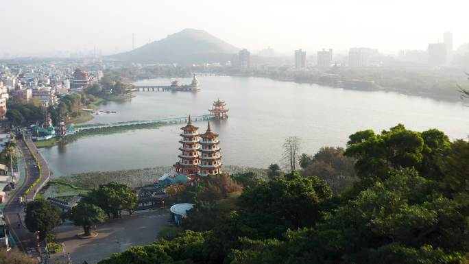 日出时鸟瞰莲花池和中国传统宝塔