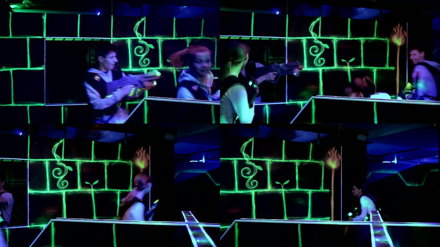 在暗室里玩激光游戏时，人们瞄准激光枪