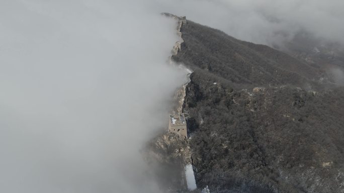 古老的长城雪景云海一半长城一半雪景