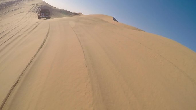 驾车穿越沙漠拉力赛车交通越野车