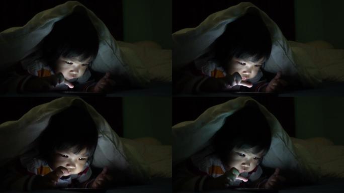 小女孩玩智能手机小孩夜里玩手机小孩熬夜玩