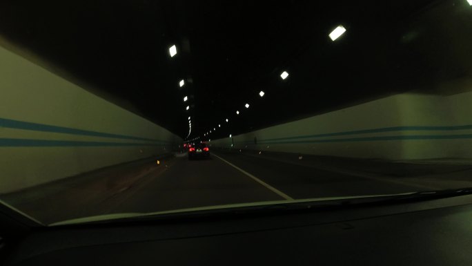 汽车行驶隧道驶出隧道一片白光