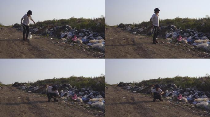 男孩在垃圾堆里踢塑料罐