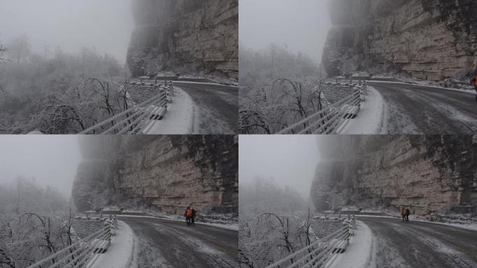 行走在冰雪雾中的山路上04