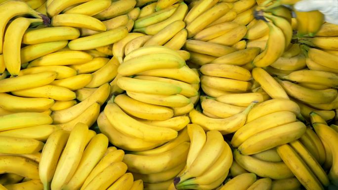 香蕉在超市堆积如山