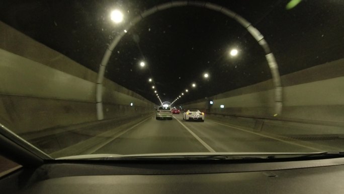 汽车行驶隧道驶出隧道一片光芒