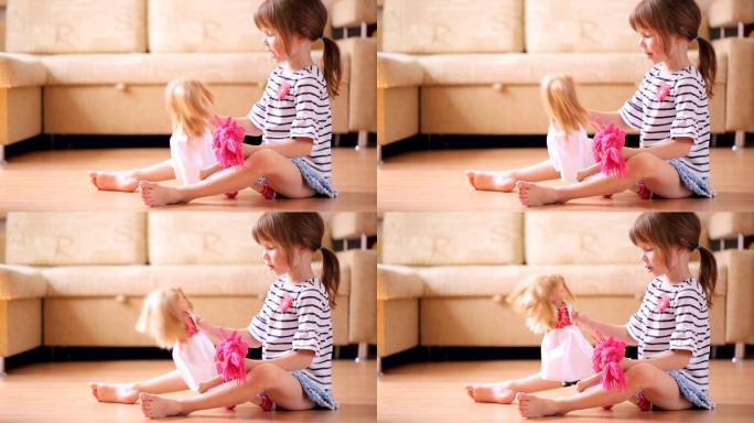 小女孩在玩洋娃娃萌娃