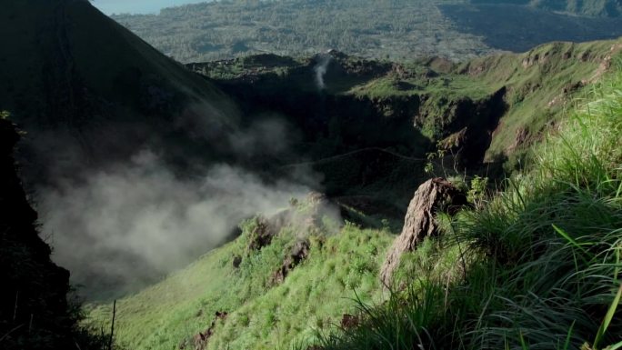 火山旁的绿色山谷蒸汽