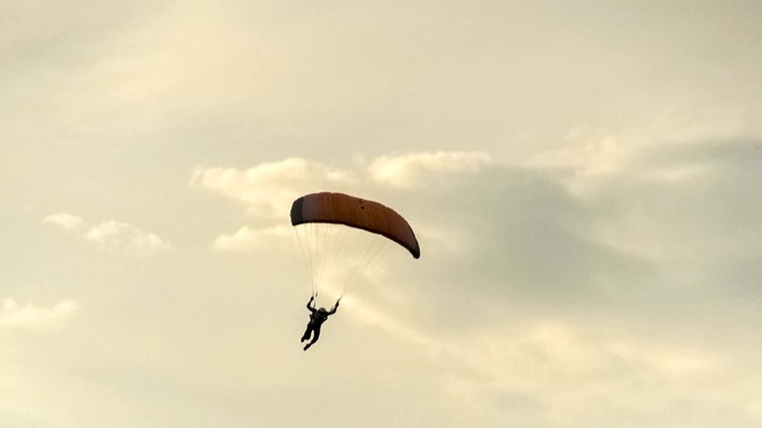 跳伞视频。激情青春户外滑翔高空降落