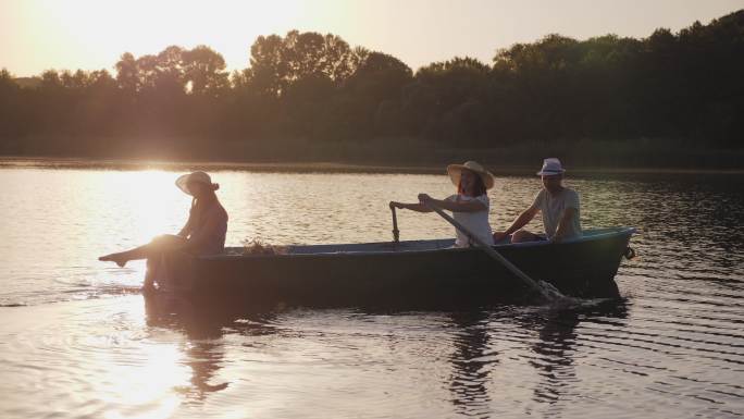 一家子在湖上划船划船女孩河流