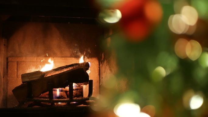 壁炉旁的圣诞树冬季取暖圣诞节气氛西方节日