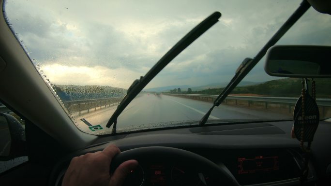 暴风雨期间雨水溅到汽车挡风玻璃上