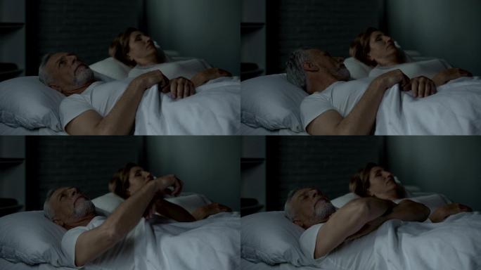 老人醒着躺在床上，看着睡在旁边的女人