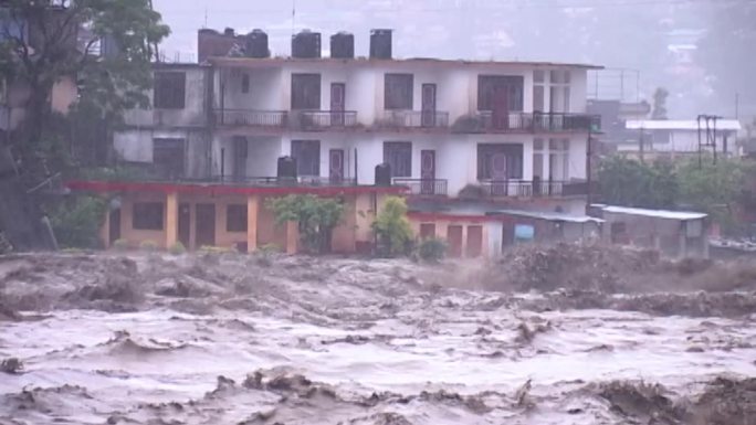 印度圣河恒河克达纳发生暴雨