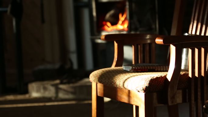 下午屋内的一景欧洲西方火炉点火取暖冬日暖