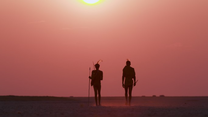 两个人在日落时行走
