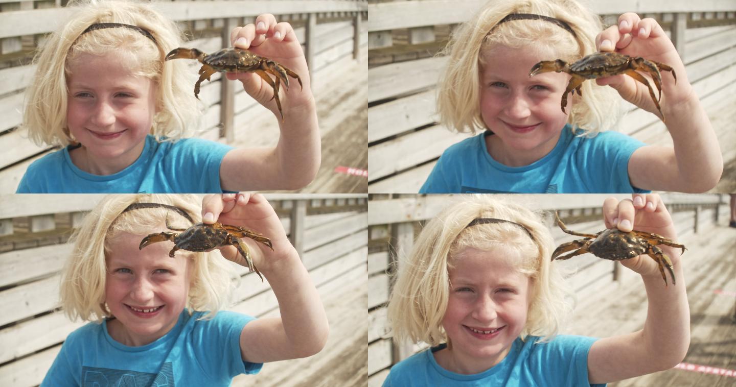 拿着螃蟹的小女孩国外小孩外国童年美国少女