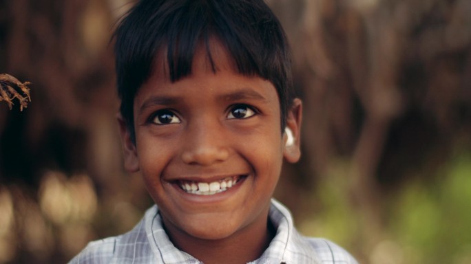 森林公园里微笑的印度小孩