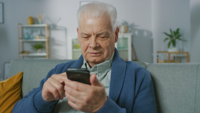老人轻松地使用智能手机