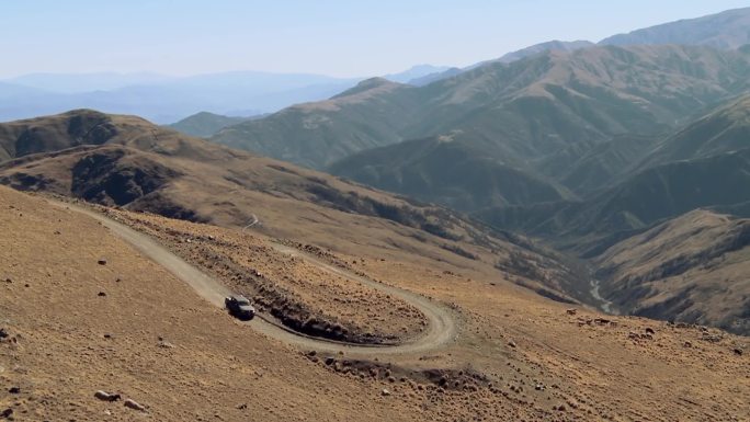 车停在高原的山路上。