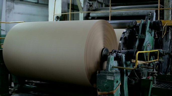 工厂生产纸板和纸张