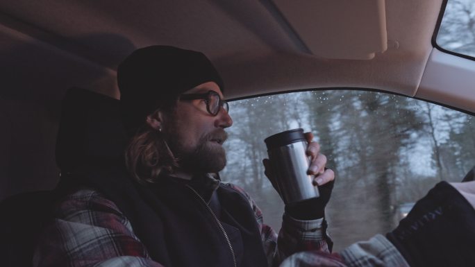 男人开车喝咖啡