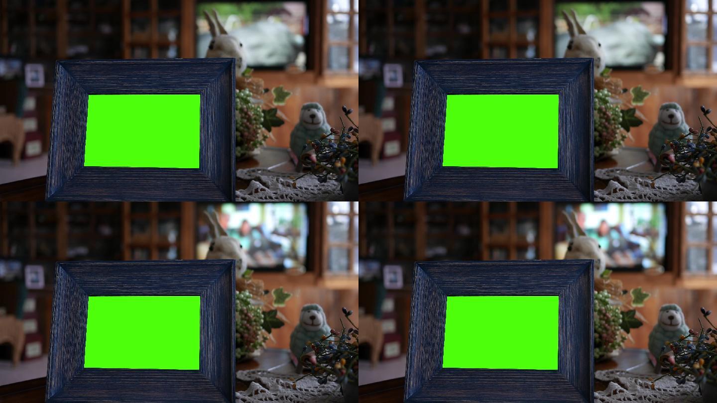 绿色屏幕相框，前景为咖啡桌，背景为电视