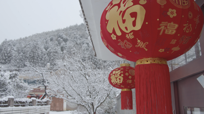 春节喜庆红灯笼门口下大雪