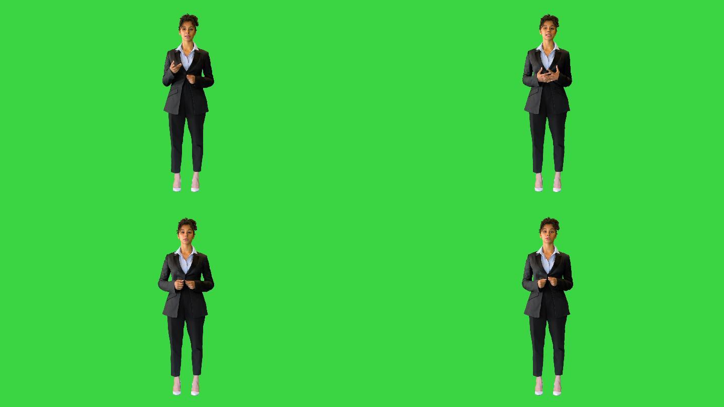 女商人用彩色键在绿色屏幕上对着摄像机讲话