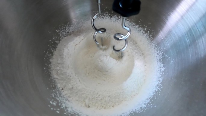 在立式搅拌机中混合面粉
