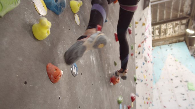 运动型女子攀岩户外运动攀岩俱乐部攀爬