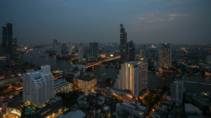 泰国曼谷市湄南河塔克辛大桥。