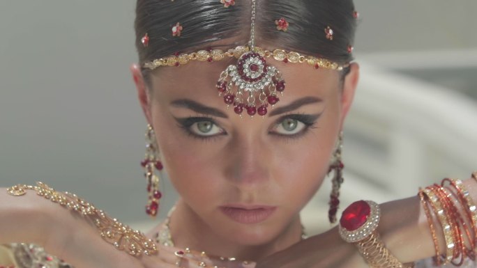 美丽的印度女孩跳舞演员摇头脸部特写