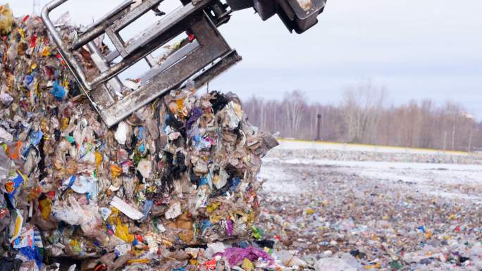 垃圾收集机在垃圾填埋场处理垃圾。