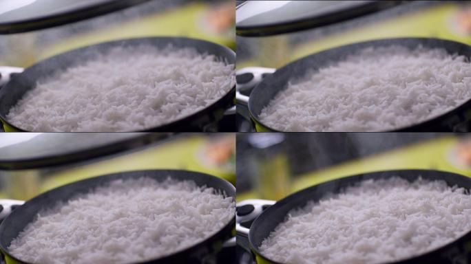 在砂锅里蒸热的米饭。